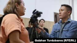 Сотто "Азаттык Медианын" жактап келгендерден кабарчы Бакыт Төрөгелди уулу пикир алууда. 27-апрель, 2023-жыл.