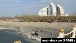 Hazar deňziniň türkmen kenary (Illýustrasiýa suraty)