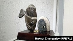 Сүрөтчү Бообек Арыковдун таштан жасаган "Балык миграциясы" аттуу эмгеги.