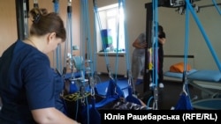 Ріваз в реабілітаційному слінгу