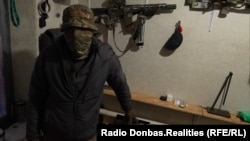 У колекції «Ларго» декілька гвинтівок, які він використовує для різних відстаней