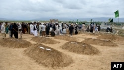 مقبره های تعدادی از افرادی که در نتیجه سیلاب جان داده اند 