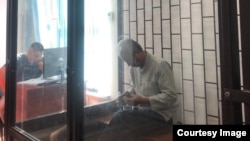 Адахан Мадумаровдун бөгөт чарасы каралып жаткан учур. 2-сентябрь, 2023-жыл. Бишкектин Биринчи  Май райондук соту. 