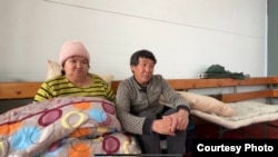 Деркөл айылындагы эвакуациялоо борборуна баш калкалагандар. 1-апрель, 2024-жыл.