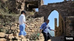 Туристы в заброшенном селе Гамсутль