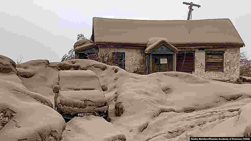 Камчаткадагы эң чоң Шивелуч жанар тоосу атылгандан кийин Усть-Камчатск районундагы үй менен машинени басып калган калың чаң. Шивелуч атылгандан кийин айлана тегеректи 20 чакырым бийиктикке чейин чаң каптаган.&nbsp;(Dmitry Melnikov/Russian Academy of Sciences/TASS)