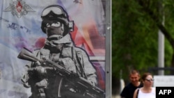 Rusiyanın Belqorod şəhərində müqaviləli hərbi xidmətin reklam lövhəsi