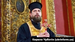 Виконувач обов’язків намісника Києво-Печерської лаври архімадтрит ПЦУ Авраамій під час богослужіння з нагоди 325-річчя освячення храму у день Всіх святих у Всіхсвятській церкві Києво-Печерської лаври, Київ, 11 червня 2023 року 