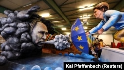 Майнц шаарында (Германия) жыл сайын өткөрүлүүчү карнавалдагы Орусиянын президенти Владимир Путин менен Европа Комиссиясынын башчысы Урсула фон дер Ляйендин тулкулары. 2023-жыл, февраль