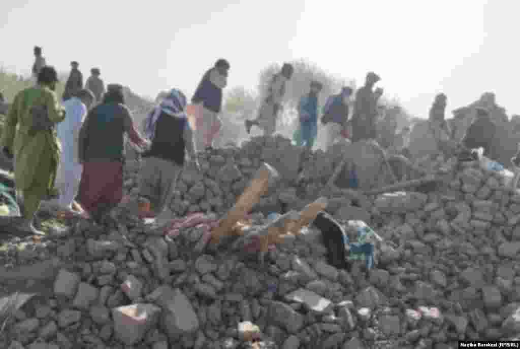 بر اساس معلومات حکومت طالبان در زلزله روزشنبه در ولایت هرات ۲۰۵۳ تن جان داده اند و ۹۲۴۰ تن دیگر زخمی شده اند.