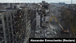 Руїни Маріуполя. Російська армія, починаючи з 24 лютого 2022 року 86 днів бомбардувала місто з повітря, обстрілювала усіма видами важкої артилерії і танками. За різними даними у Маріуполі загинули від 20 до 90 тисяч людей