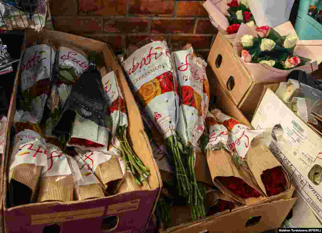 Гүлдөр атайын таңгакта келет. Кыргызстанга розалар көбүнчө Шотланиядан экспорттолот.&nbsp;