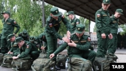 Российские призывники у сборного пункта военного комиссариата во время отправки к местам прохождения военной службы. Россия, Ростовская область, Батайск, май 2024 год