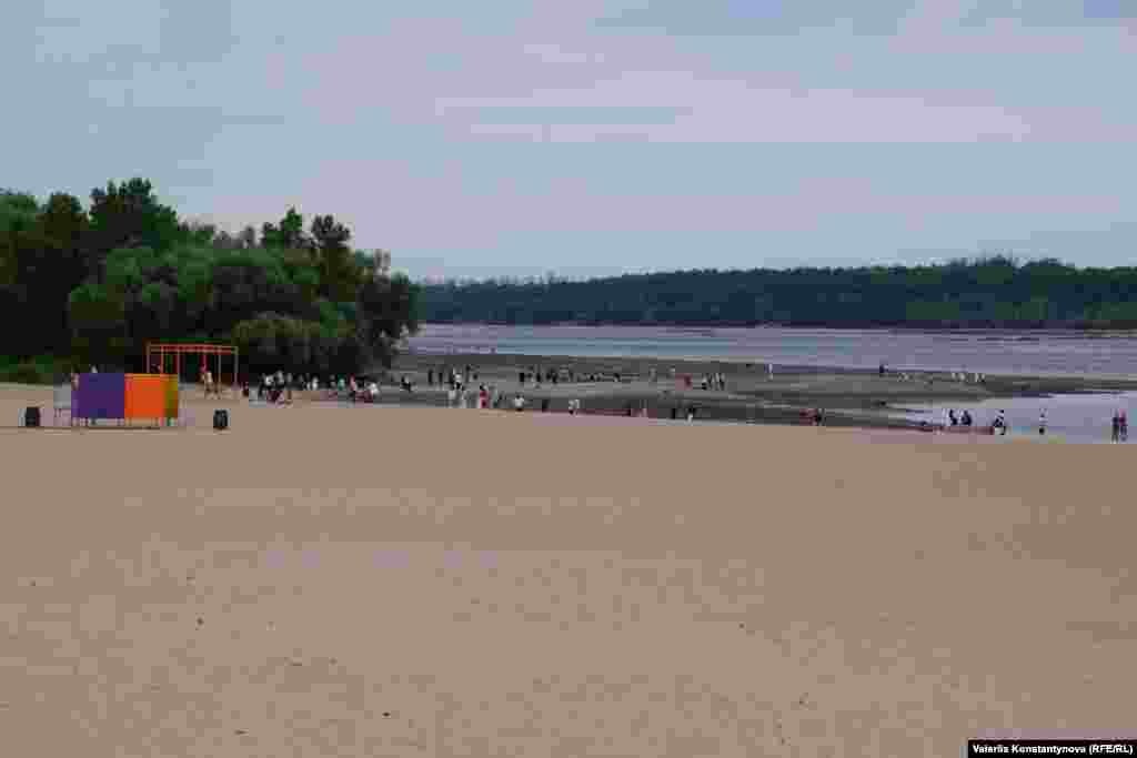 Вид на Дніпро з пляжу