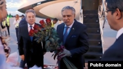 Пакистандын башкы дипломатын Бишкектеги "Манас" эл аралык аэропортунан Кыргызстандын тышкы иштер министри Жээнбек Кулубаев тосуп алды.