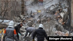 Кыйраган көп кабаттуу үйдүн урандылардын алдында калган адамдарды издөө иши уланууда, Одесса, 2-март 2024-жыл.