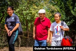 Айылдык кыздар машыгууга бара жатышат.