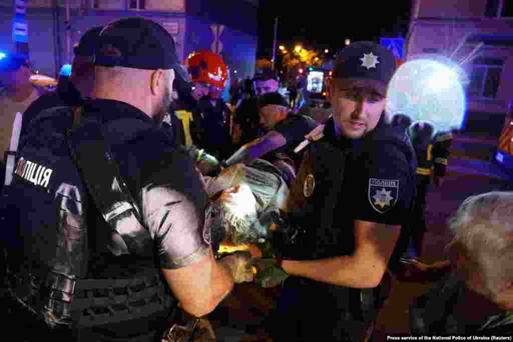 Влада Львова у першій половині дня 6 липня повідомила, що&nbsp; внаслідок російського ракетного удару загинули чотири людини і 37 отримали поранення, 13 перебувають у лікарні, деякі пацієнти &ndash; у важкому стані. Вранці 7 липня стало відомо, що загинуло 10 людей.