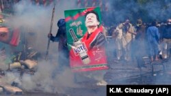 Имран Хандын тарапташтары менен полициянын кагылышуусу. Лахор, 15-март, 2023-жыл
