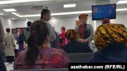 Aşgabadyň halkara aeroportundaky ýolagçylar (Illýustrasiýa suraty)