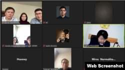 Саясаткер Жанболат Мамай (сол жақта) әйелі Инга Иманбаймен және адвокаты Ернар Кенжебаевпен бірге  сот үкімін тыңдап отыр. 10 сәуір, 2023 жыл.