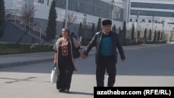 Köçeden barýan jübüt. Aşgabat (Illýustrasiýa suraty) 