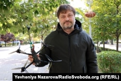 Рудольф Акопян показує дрон-камікадзе, який виготовляє його волонтерське об’єднання
