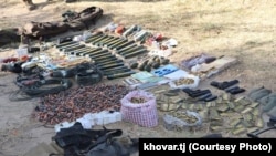 Дарвазда жок кылынган жоочулардын куралдары.Тажикстандын Улуттук коопсуздук боюнча мамлекеттик комитети жарыялаган сүрөт.