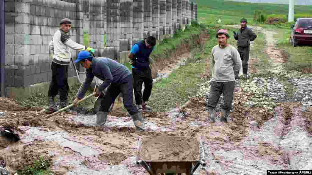 Селден кийинки жолдорду тазалоо иштери жүрүп жатат.&nbsp; Жалал-Абад облусу.&nbsp;