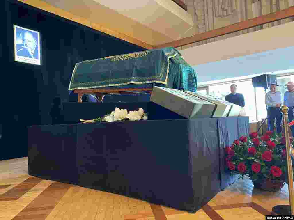 Мурат Ауэзов адабият теориясы боюнча филология илимдеринин кандидаты. &quot;Казакфильм&quot; киностудиясында (1981-1987) баш редактор. Казакстан жазуучулар бирлигинин көркөм котормо жана адабий өз ара байланыштар бөлүмүнүн башчысы (1988-1990). Казакстандагы &quot;Мир&quot; телерадиокомпаниясынын көркөм жетекчиси (1990) ж.б. бир катар чыгармачылык кызматтарды аркалаган.&nbsp; &nbsp;