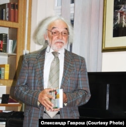 Михайло Рамач виступає на презентації книжки «Блукаючий народ» у Новому Саді, 2013 рік