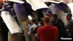 Armenia - Riot police clash with anti-government protesters in Yerevan, September 20, 2023.
