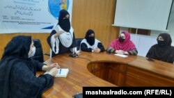 د جون پر ۱۴مه، د بشري حقونو یوه فعاله د غونډې ګډونوالو ته وینا کوي.