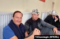 Таалайбек Жаркынбаев (ортодо) жана Бернар Репонд (солдо). 07.10.2023.