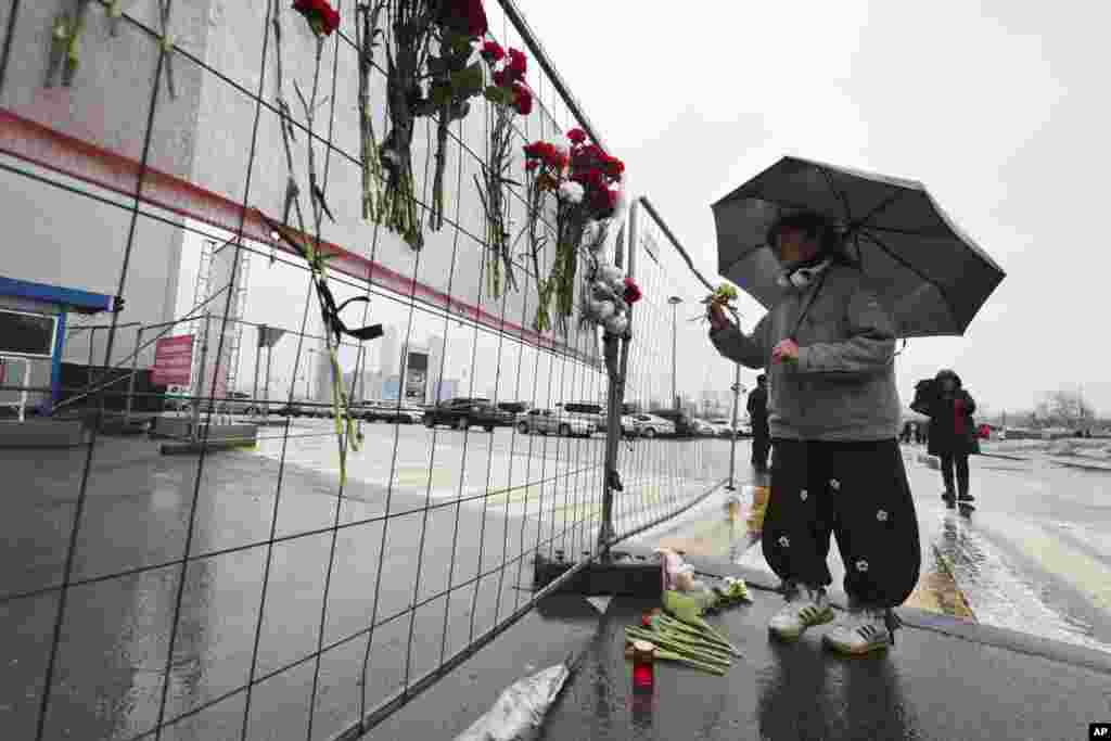 Каза болгондорду эскерүү үчүн келгендер. Орусия. 23-март.&nbsp;