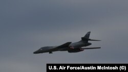 "B-1" бомбадири. Иллюстрациялык сүрөт.