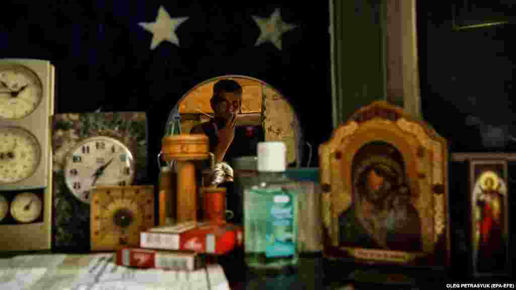 Незважаючи на труднощі, Микола намагається залишатися позитивним. &laquo;Будинки деяких людей зруйновані повністю &ndash; це горе. Ми виживемо&raquo;, &ndash; каже він