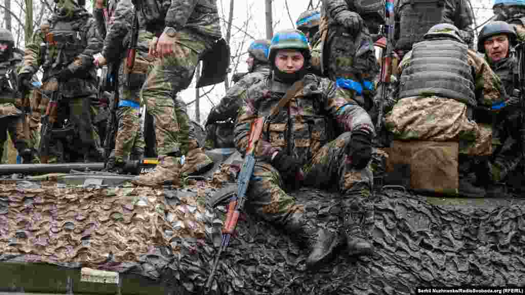 Бійці вантажаться на бронетехніку &ndash; БМП та танк &ndash; у повній бойовій готовності.&nbsp;Фото від 2 квітня 2022 року