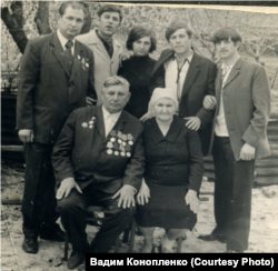 Тимофій Конопленко (сидить) після війни