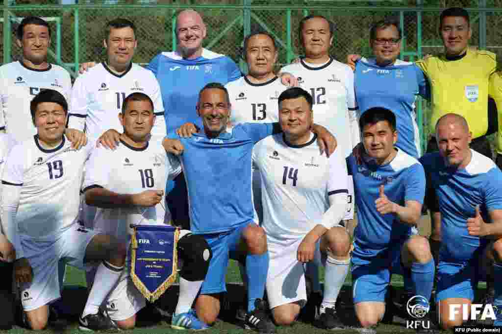 4-май. Эл аралык футбол федерациясынын (ФИФА) президенти Жанни Инфантино Кыргызстанга келди. Эки күндүк сапарында ал Кыргыз футбол бирлигинин жаңы административдик кеңсесинин ачылышына катышып, Садыр Жапаров менен бирге футбол ойногонго жетишти.&nbsp;