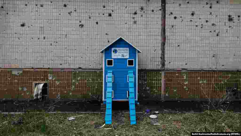 Установленный волонтёрами домик для бездомных кошек