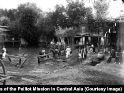 Ташкентте жергиликтүүлөр сууга түшүп жатышат. Француз экспедициясынын эки мүчөсү (оң жактагы шляпачан экөө) тургундарды карап отурушат.