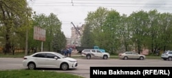 Вдалині – пошкоджений внаслідок атаки будинок