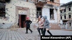 Діти в окупованому та розбомбленому Маріуполі