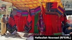 نمونه یی از محصولات صنایع دستی زنان که به بازار های نیمروز و فراه عرضه شده است