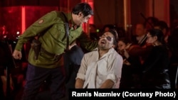 "Кави-Сәрвәр" операсыннан күренеш. НКВД хезмәткәре шагыйрьдән сорау ала. Рольләрдә - Рөстәм Асаев һәм Артур Исламов