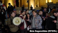 Վրաստան - «Օտարերկրյա գործակալի» մասին օրինագծի դեմ բողոքի ցույցը խորհրդարանի շենքի դիմաց, Թբիլիսի, 4-ը ապրիլի, 2024թ.