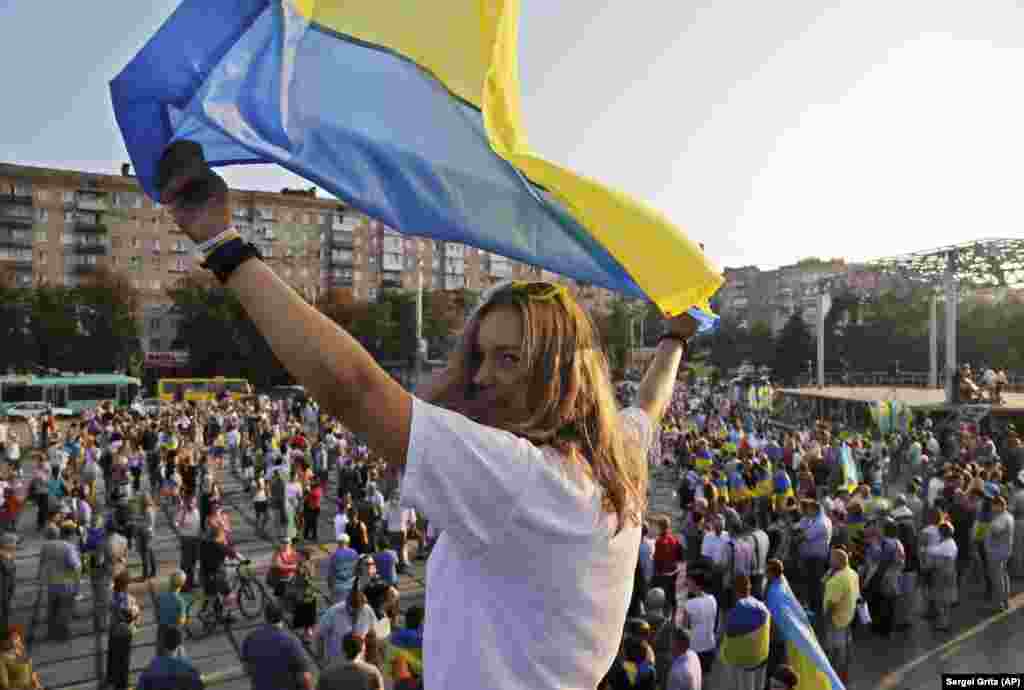 Антивоенная акция в Мариуполе, 28 августа 2014 года. В этот день президент Украины Петр Порошенко заявил о том, что на территорию Украины были введены российские войска. Он отменил визит в Турцию в связи с &laquo;резким обострением ситуации в Донецкой области, в частности в Амвросиевке и Старобешево, поскольку состоялся ввод российских войск в Украину&raquo;.&nbsp;Представитель Совета национальной обороны и безопасности Украины Андрей Лысенко тогда заявил, что Новоазовск и несколько населенных пунктов Новоазовского, Старобешевского и Амвросиевского районов Донецкой области были захвачены российскими военными &nbsp;