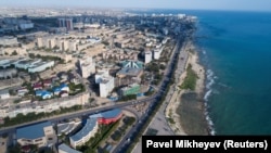 Вид на город Актау, портовый город на западе Казахстана на берегу Каспия