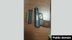 Кыргыз милициясы кармаган тапанча. 2023-жылдын 28-июну.